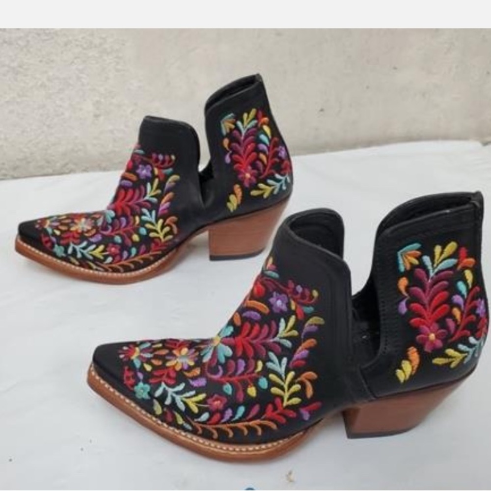 NWOT Ariat “Dixon”Black Ankle Boots w/Multicolor Floral Embroidery  Size 7 - Picture 3 of 7
